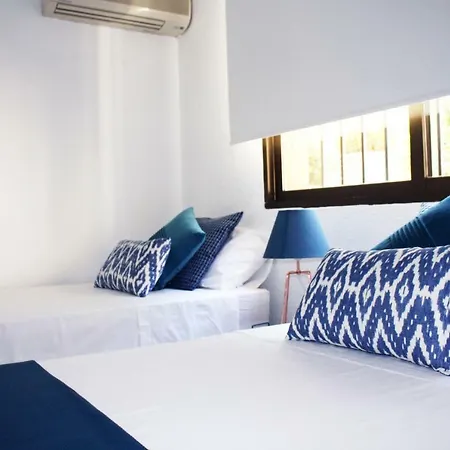 The Garden & Pool House-banus Semesterbostad
