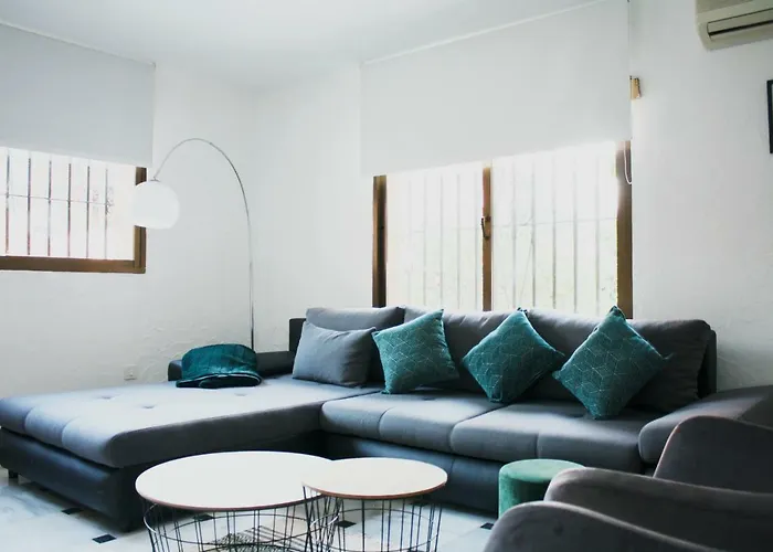 Semesterbostad The Garden & Pool House-banus