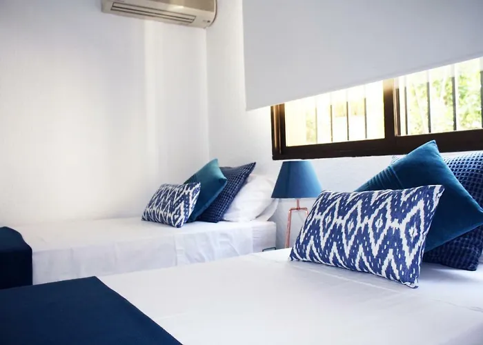 The Garden & Pool House-banus Semesterbostad