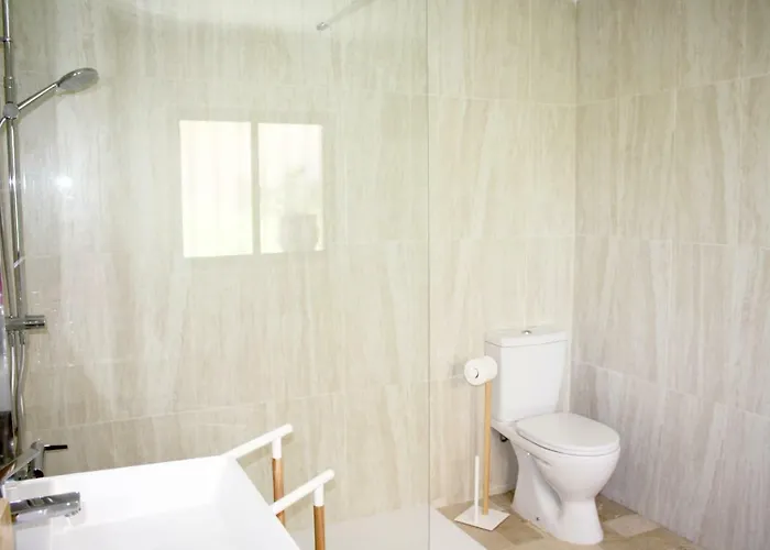 The Garden & Pool House-banus Semesterbostad